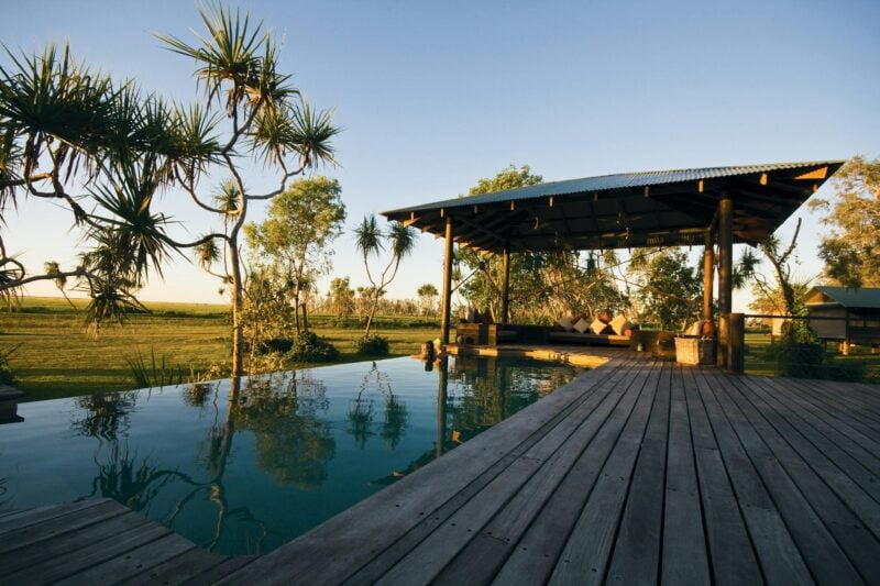 Wet edge swimming pool