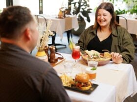 Couple dining at table in Manjmukmuk