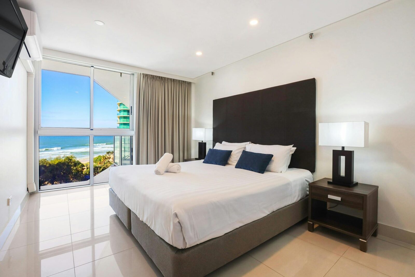 Master bedroom with King bed, ensuite, floor to ceiling windows and wardrobe cabinet - Gold Coast
