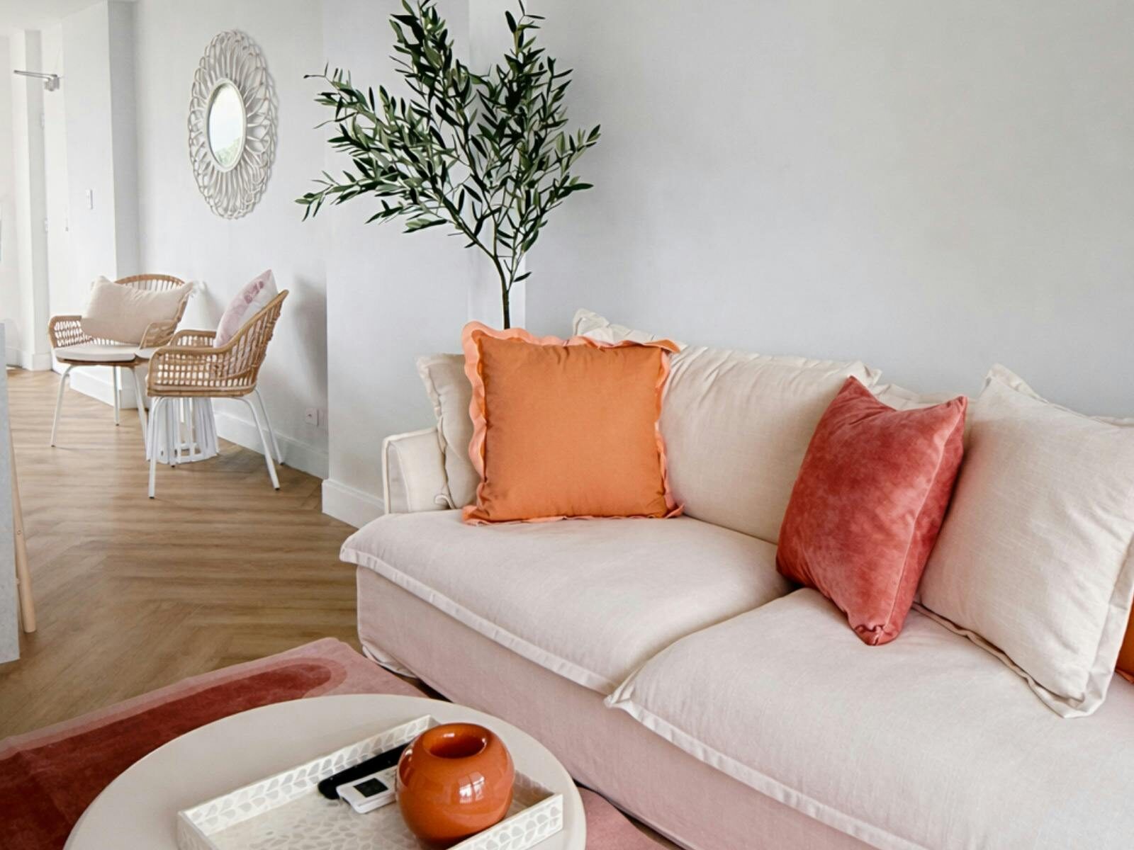 2 bedroom unit in Burleigh - lounge