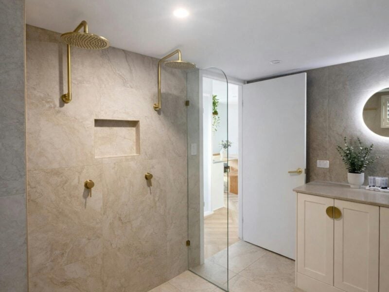 2 bedroom unit in Burleigh - bathroom and laundry facilities