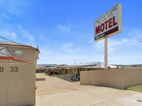 Browns Plains Motor Inn - Driveway and signage