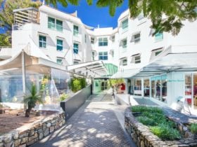 entranceway to Emerald Resort Noosa