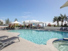 Mantra Mooloolaba Beach - Swimming Pool