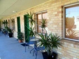 13 x Twin/double rooms available - located in the centre of Miles.