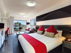 Oaks Metropole Suites