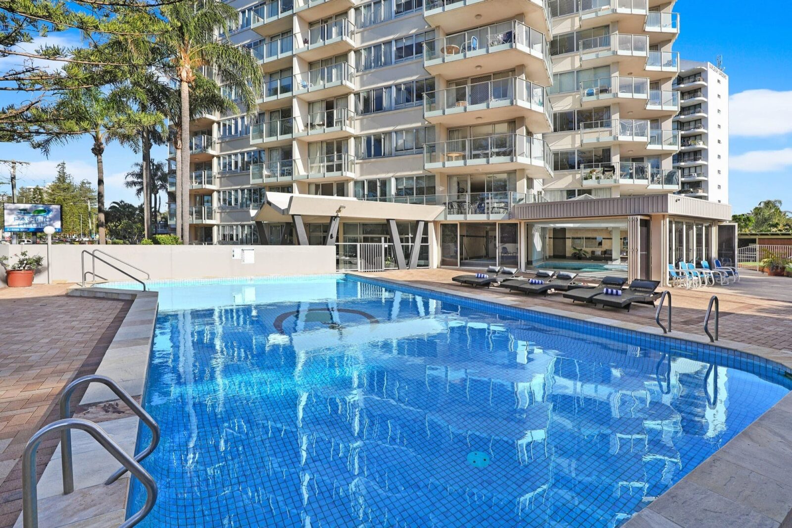 Pacific Regis Burleigh Outdoor pool