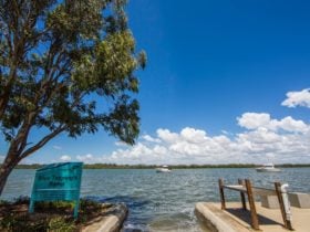 Dohles_Rocks-water-ocean-blues-toppings-ramp-murrumba-downs-moreton-bay-region