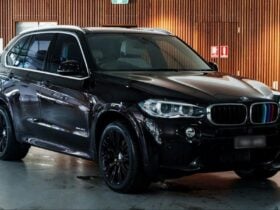 Jewel Transfers cairns airport transfers to port douglas in chauffeured limo