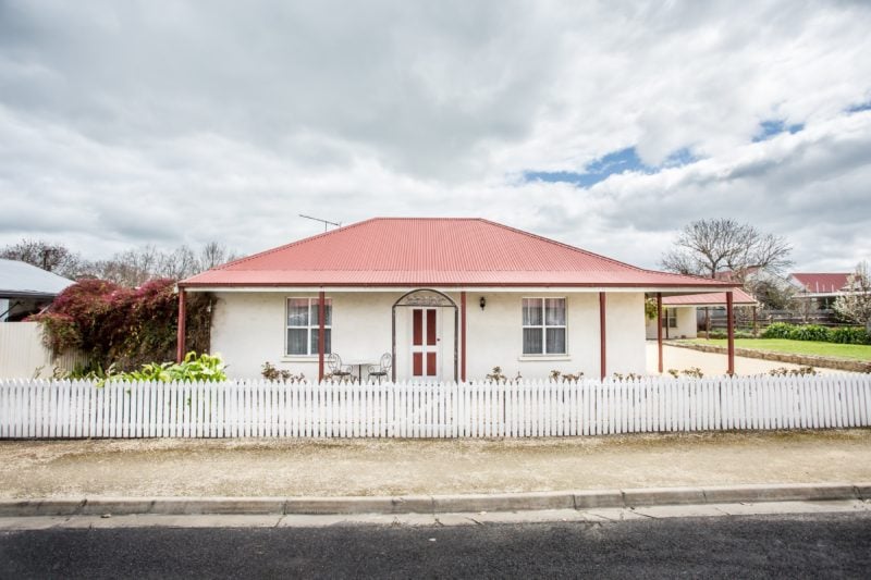New kitchen, new carpet and freshly painted.
