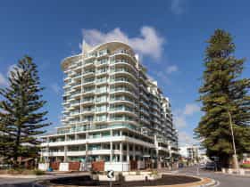 Oaks Liberty Towers - Exterior