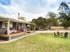 Rabbiters Hut Frontage