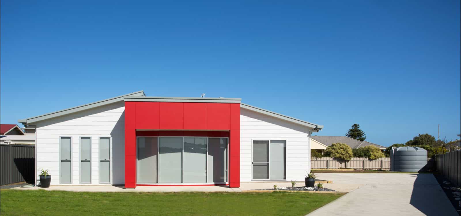 Front of Red Fin, fully enclosed back yard and long drive way
