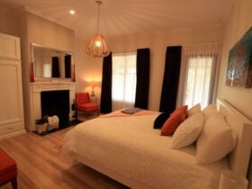 Recharge your batteries in our peaceful cottage with direct access to the Angas River.