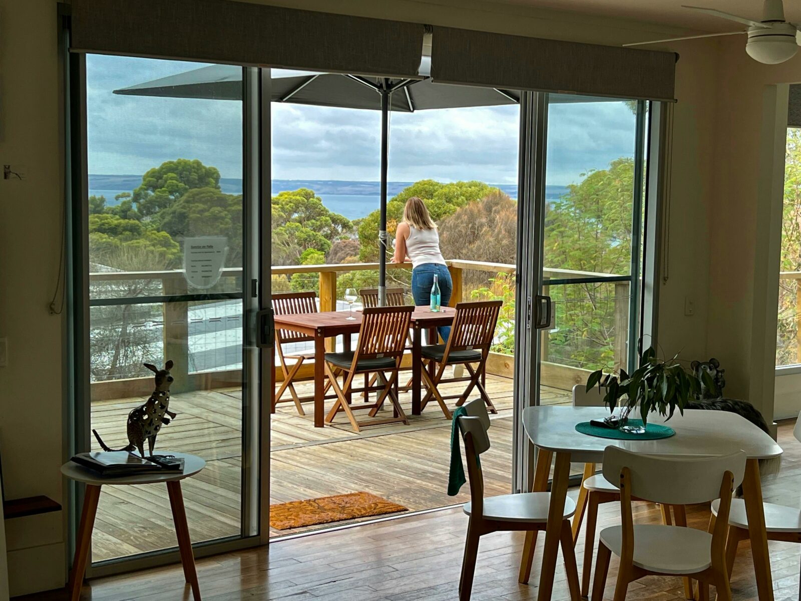 Inside or outside dining Deluxe apartment with sea and bush views. Watch the glossy black cockatoos.