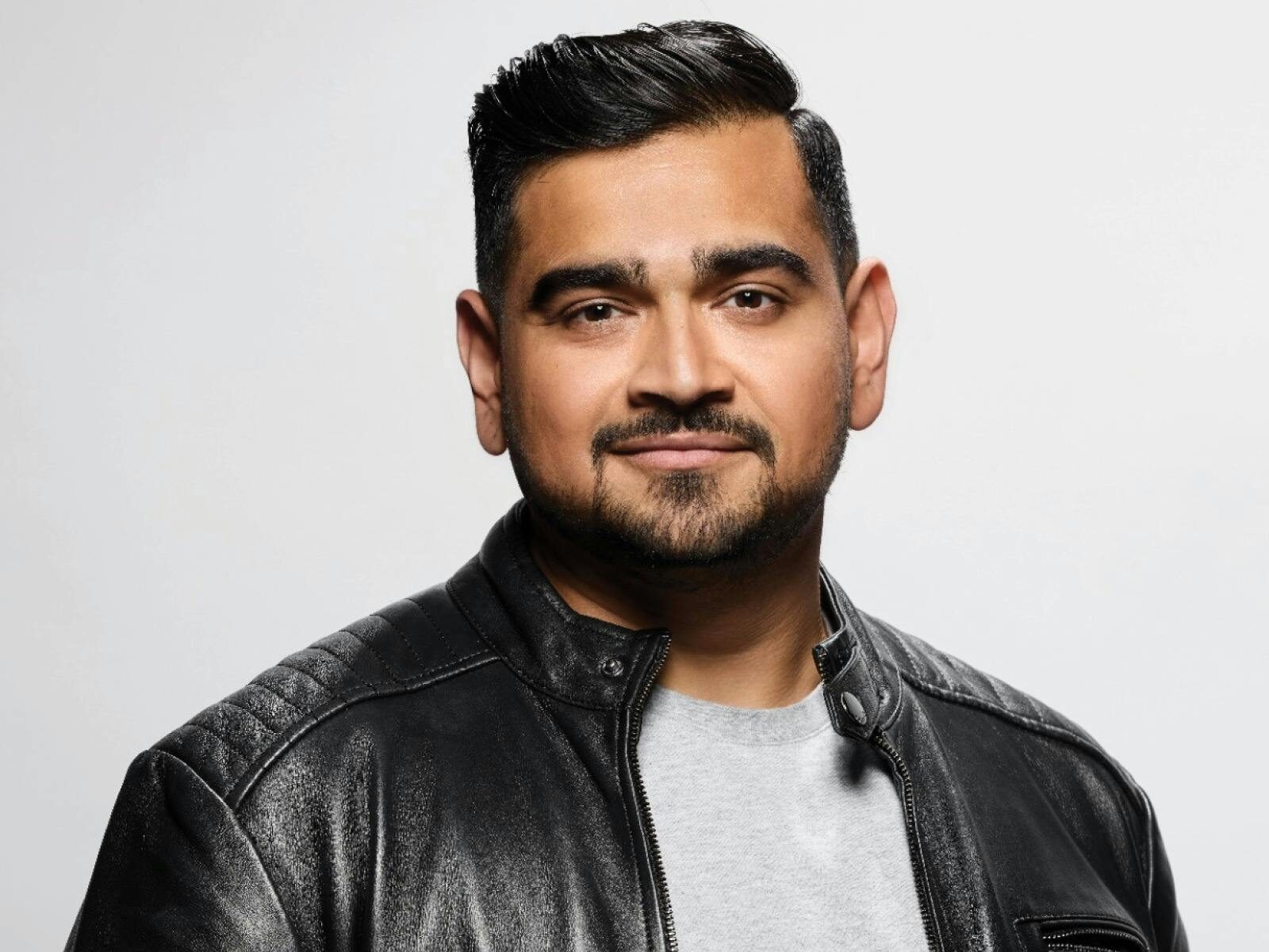 Dilrukja Yasinha - Comedian with a slight smirk