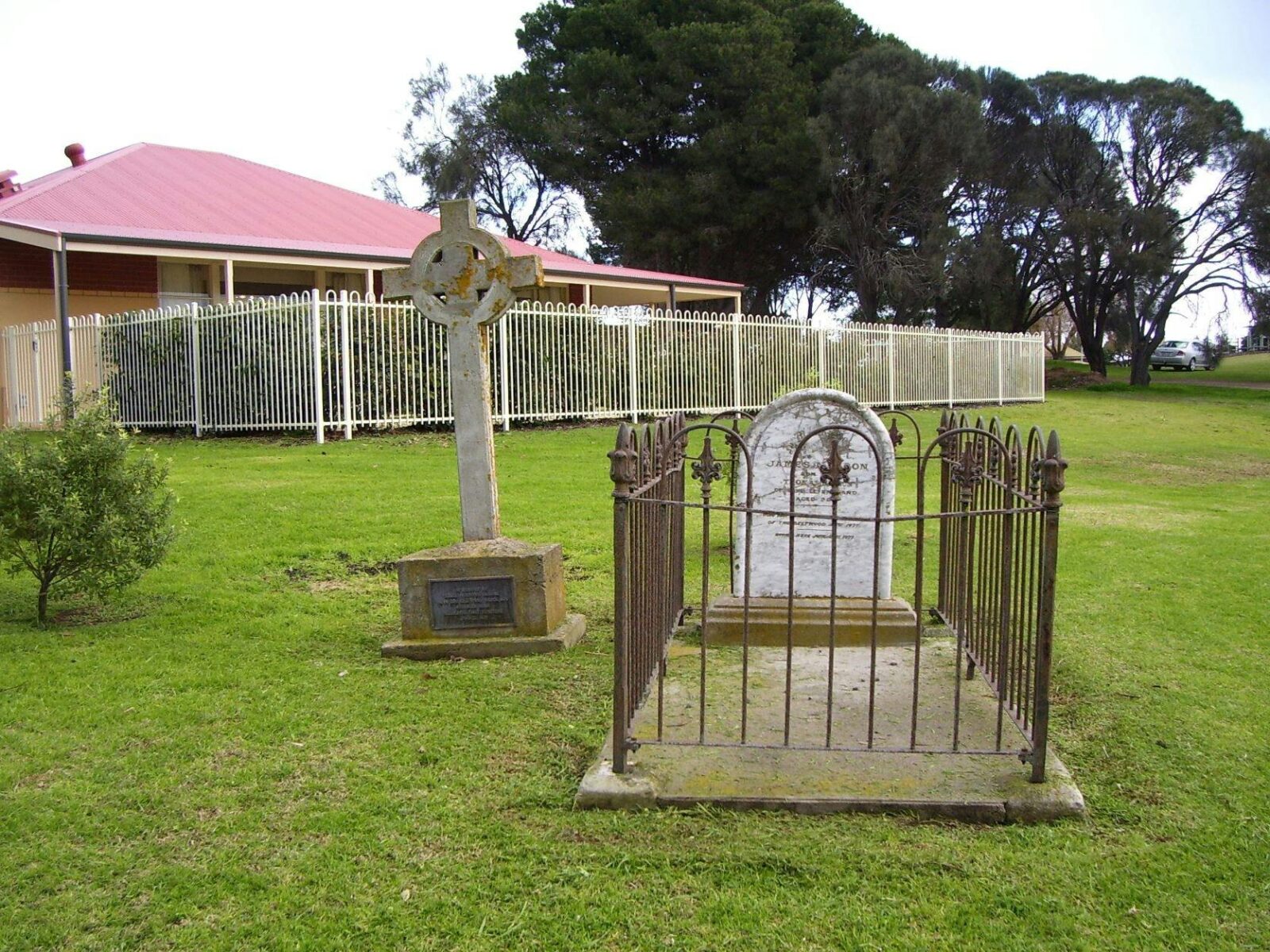 Located next to the Millicent hospital is the grave of James Nelson and 3 unknown sailors.