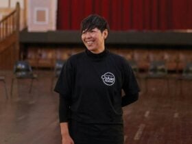a woman wear Ozasia logo t-shit