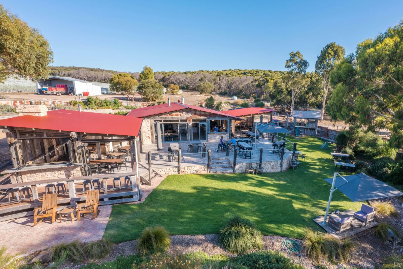 cellar door, kid friendly, dog friendly, playground, wine tastings, lunch available.