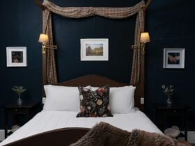 Four-poster bed in Outlander Cottage