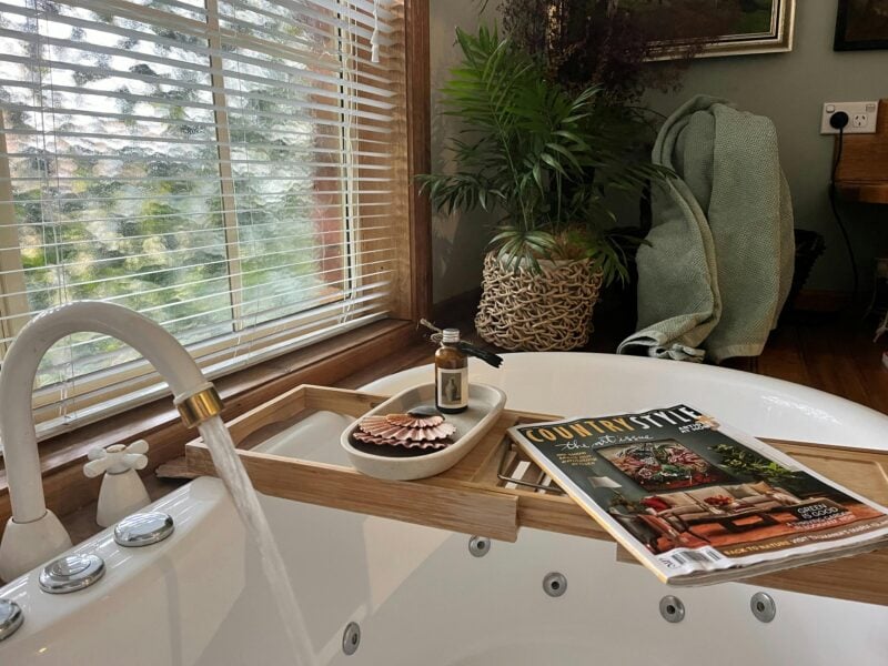 Waterview Apartment A deep bath with spa jets to soak away your stresses