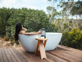 Outdoor bathtub