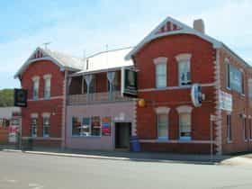 Mackeys Royal Hotel - exterior