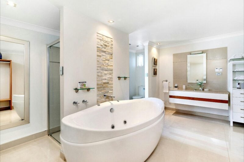 This suite offers its unique Spa with view to the ocean over Bass Strait