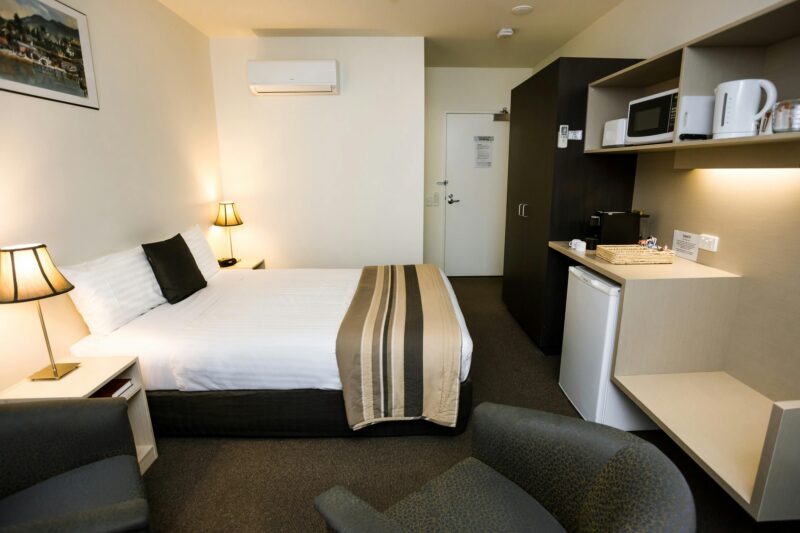 Queen room the shoreline hotel