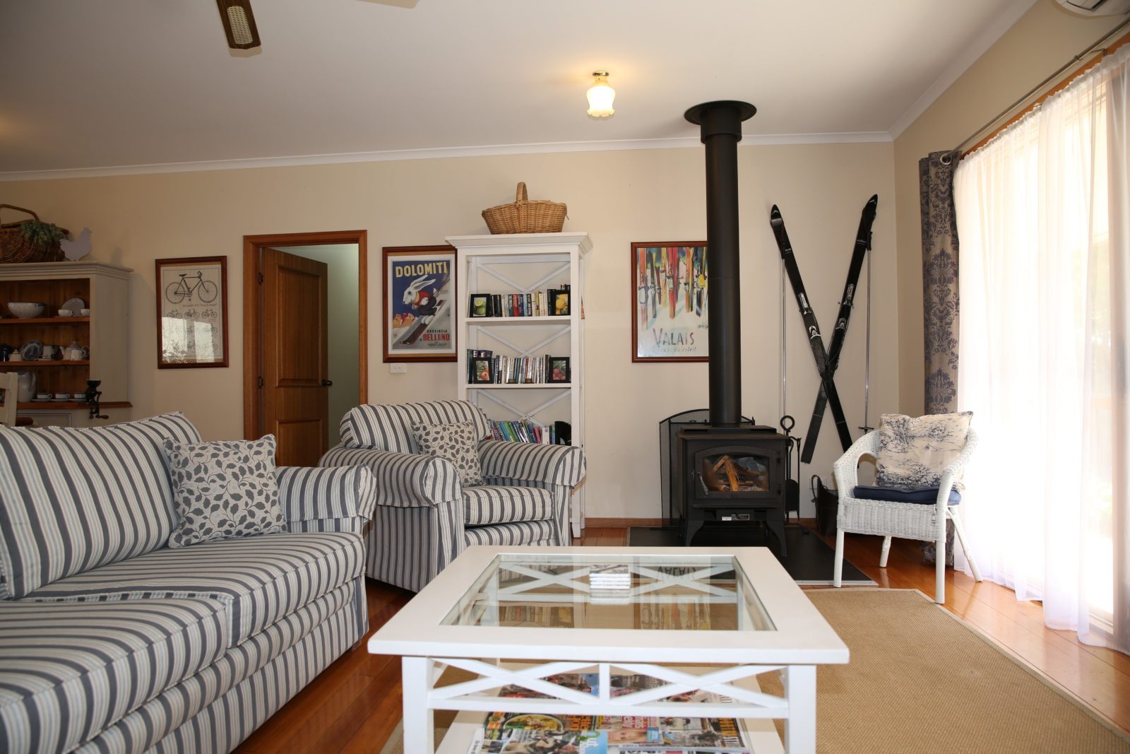 Bright Country Home Lounge