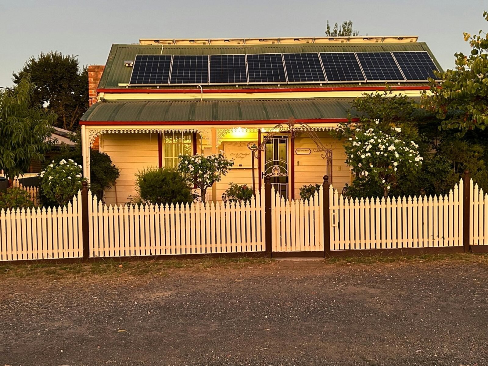 Front of the cottage, parking in front