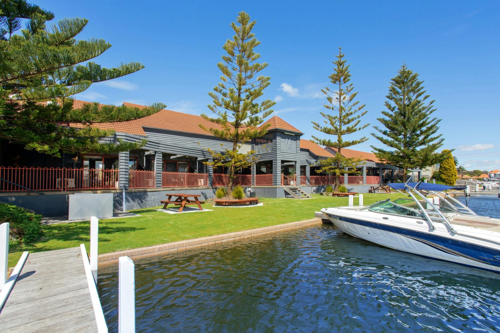 boat mooring paynesville canal jetty waterfront motel