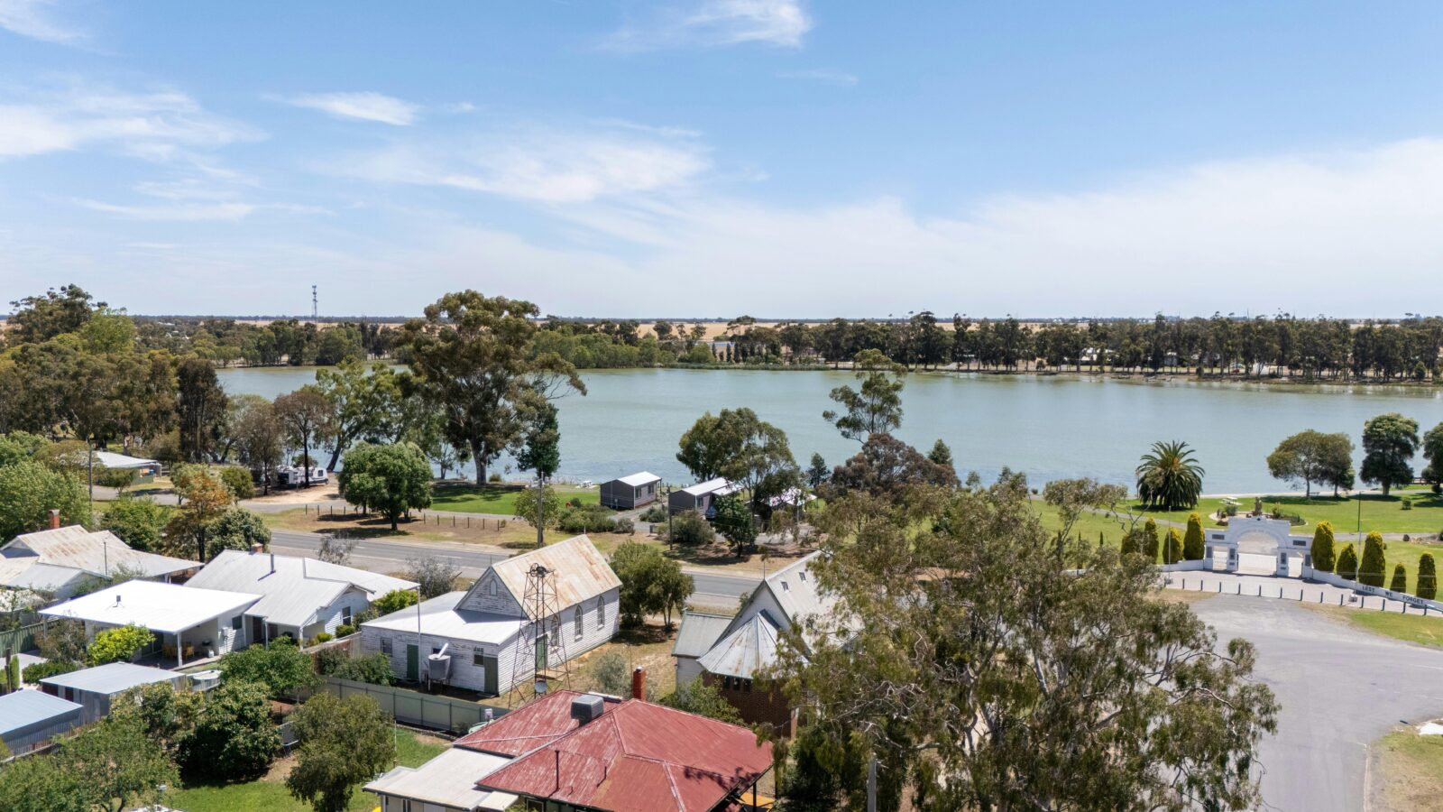 Murtoa caravan park and cabins on Lake Marma