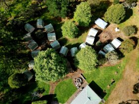 18 cabins weave through the sheltered gardens and communal meeting areas.