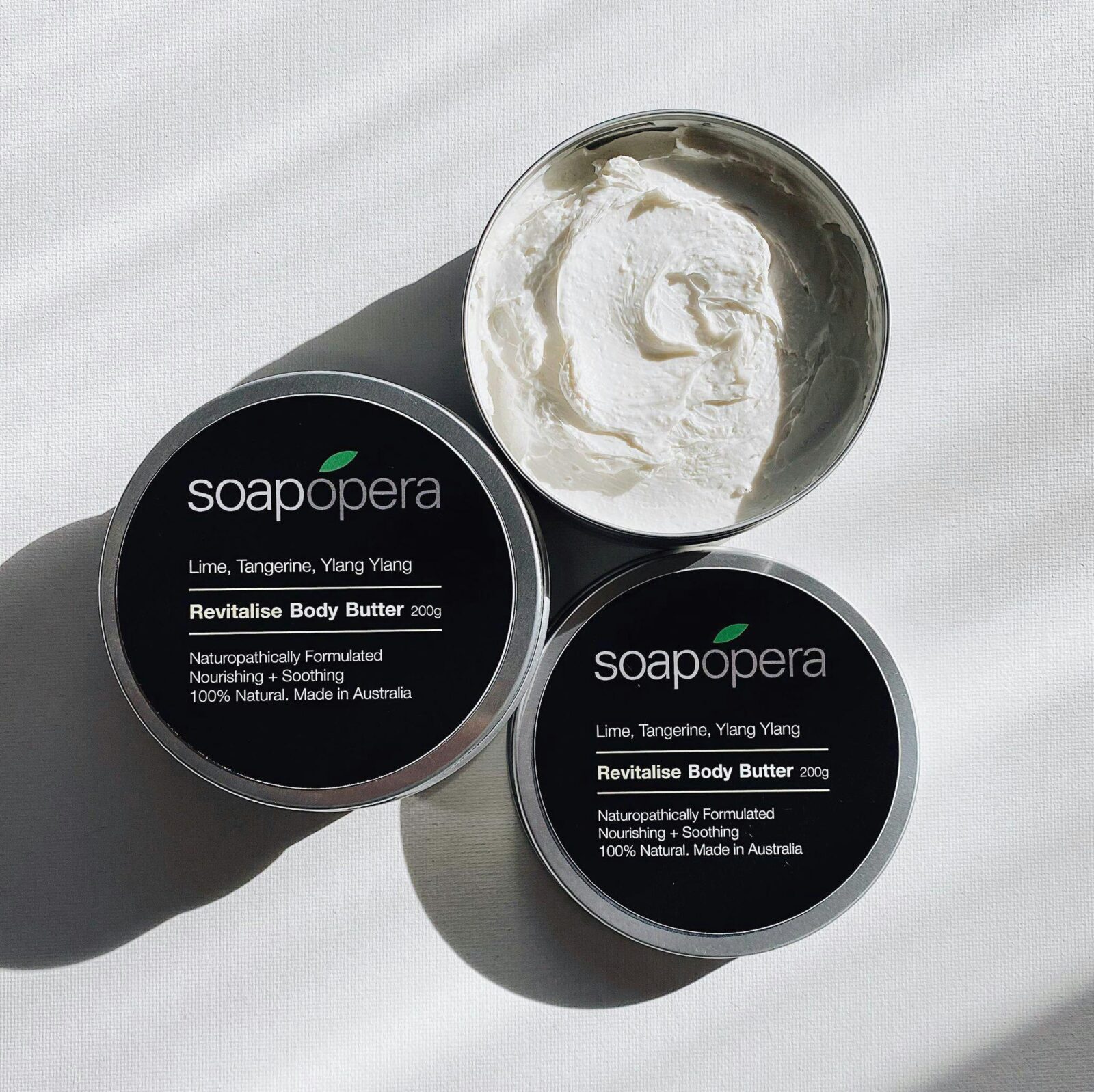 A concentrated blend of nourishing plant and nut extracts increases your skin hydration naturally.