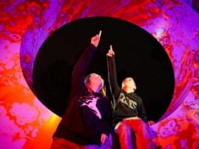 46726 children posing on stargate at LIT