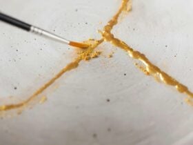 Small paintbrush painting gold powder