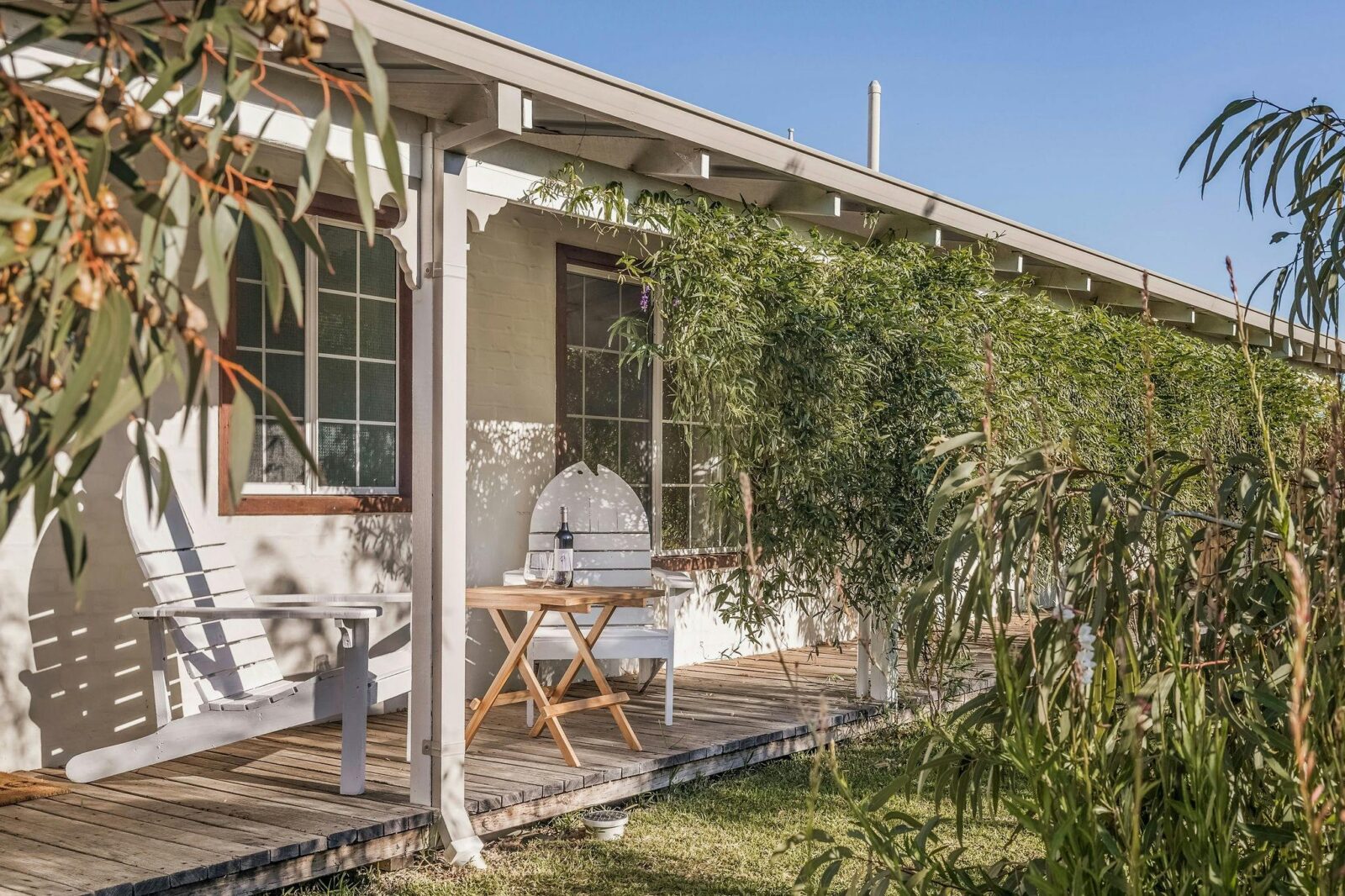 Dunsborough, walk to town, dog friendly, closed garden with barbecue