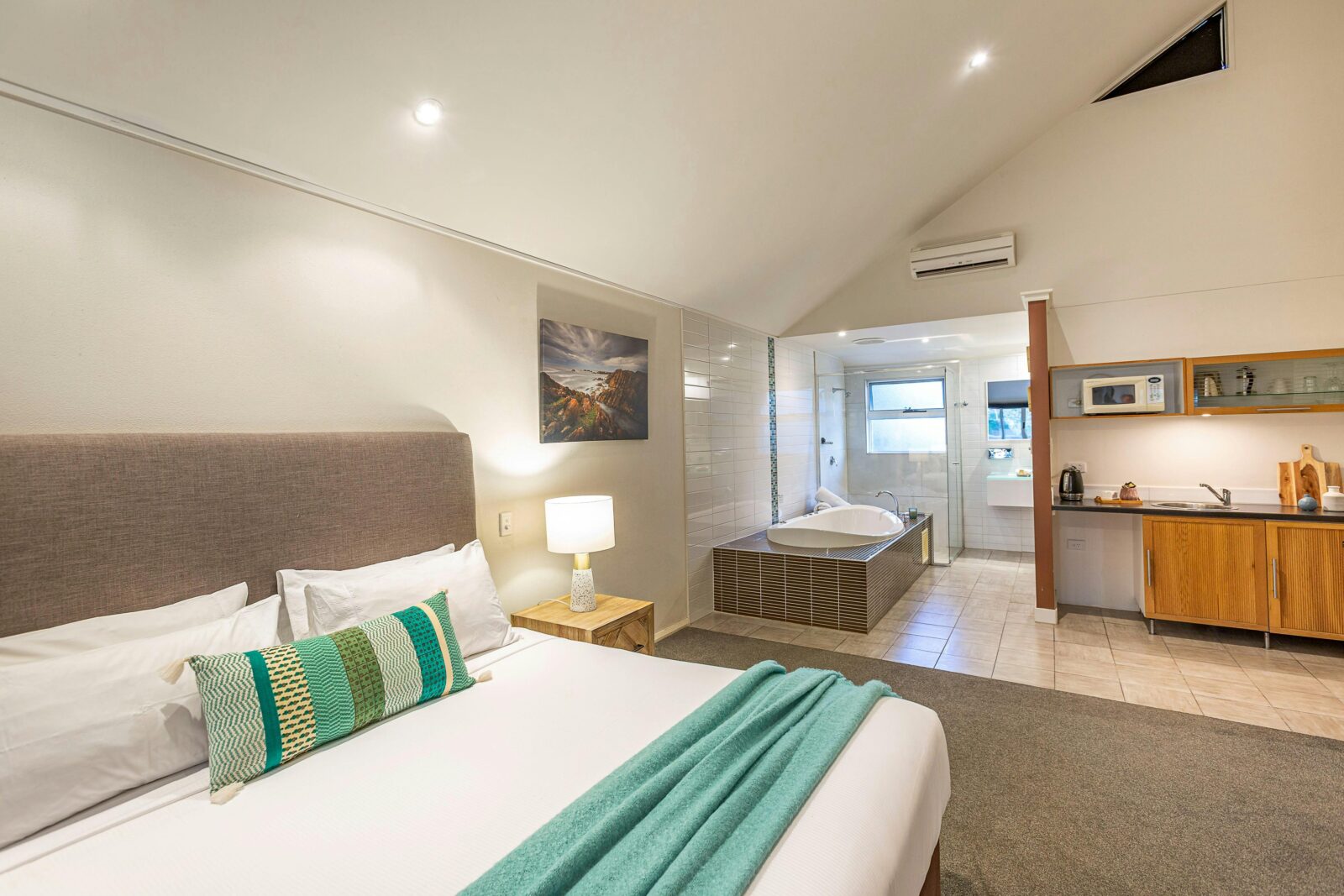 Prideaus Margaret River Upstairs Studio features deluxe twin spa bath