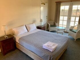 Queen Room Settlers Hotel York