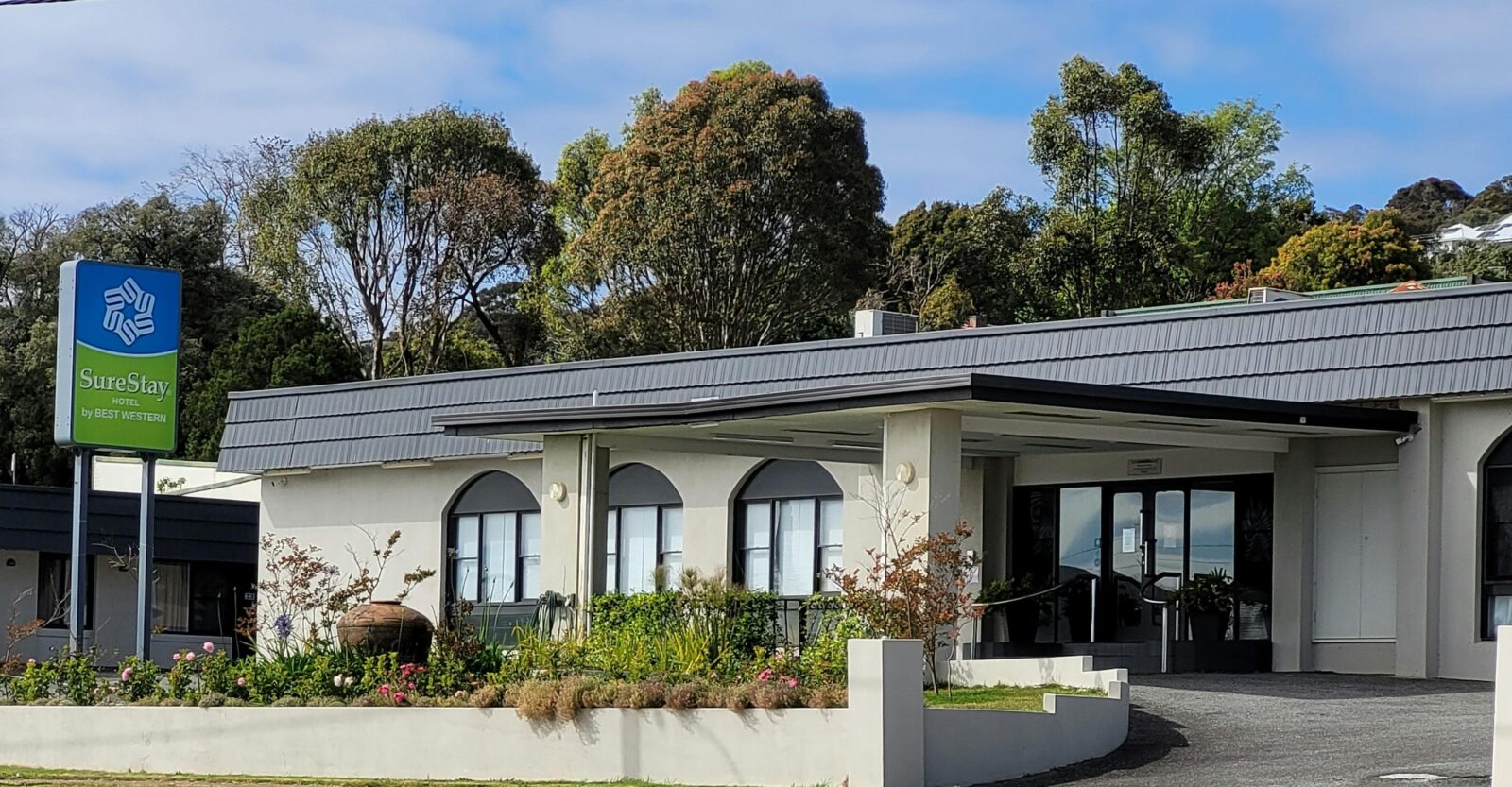 motel front, reception, entrance, main doors