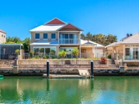 WATERLILY HOUSE" - Modern Canal Front Luxury Holiday Home, Sleeps 14