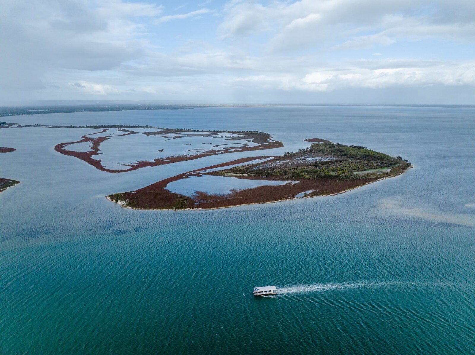 Houseboat cruising the Peel Inlet