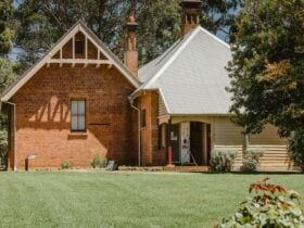 Wide image of the Old School House facade that now holds the Pinjarra Patchworks & Quilter Club